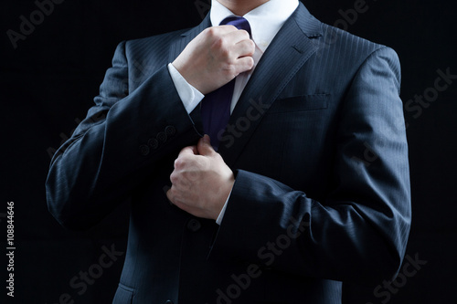 ビジネスマン、ネクタイを締める