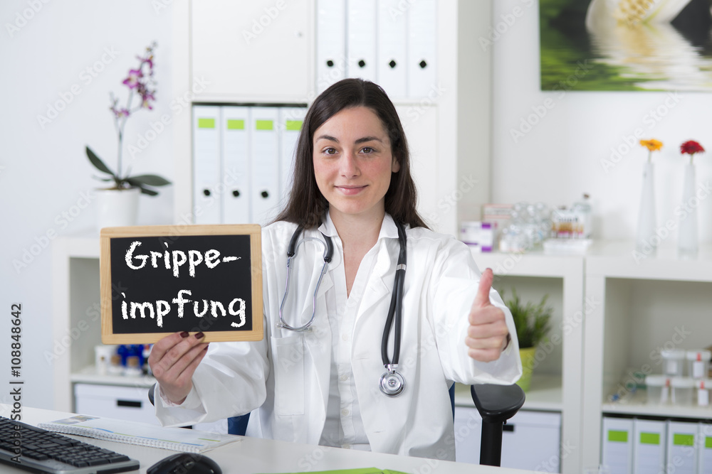 Junge Ärztin bzw. Arzthelferin hält Hinweisschild zur Grippeimpf Junge Ärztin bzw. Arzthelferin hält Hinweisschild zur Grippeimpf
