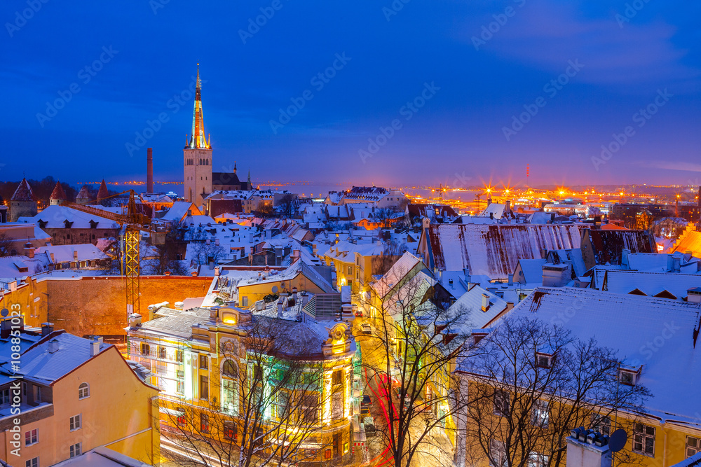Obraz premium Panoramic view of old part Tallinn in winter.