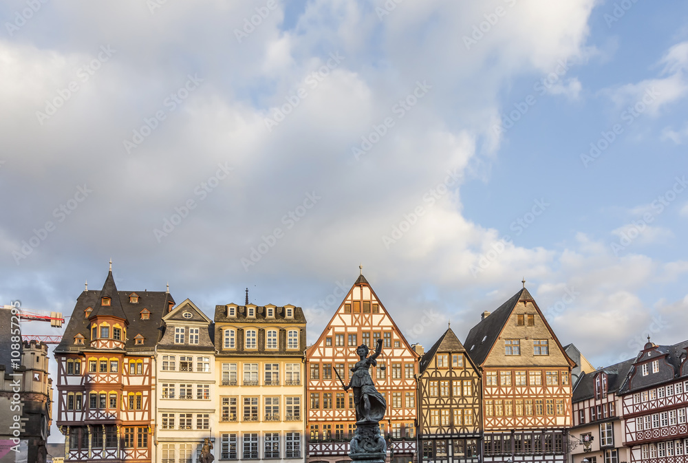 Fototapeta premium statue Lady Justice stands at the Roemerberg