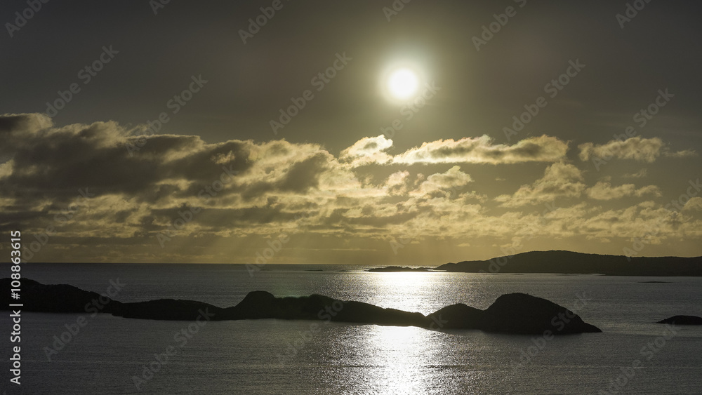 Mitternachtssonne auf der Insel Senja im Norden von Norwegen