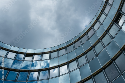 Gebäude mit Fassade aus Glas und Wolken