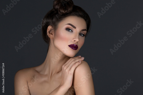 Obraz na plátně Girl with dark lips