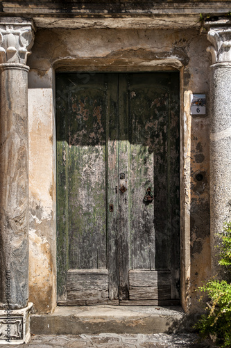 Fototapeta Naklejka Na Ścianę i Meble -  old door of a house in Ravello