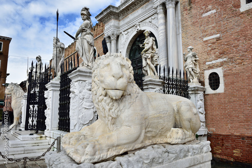 Statuen vor dem Eingangsportal zum Arsenal in Venedig photo