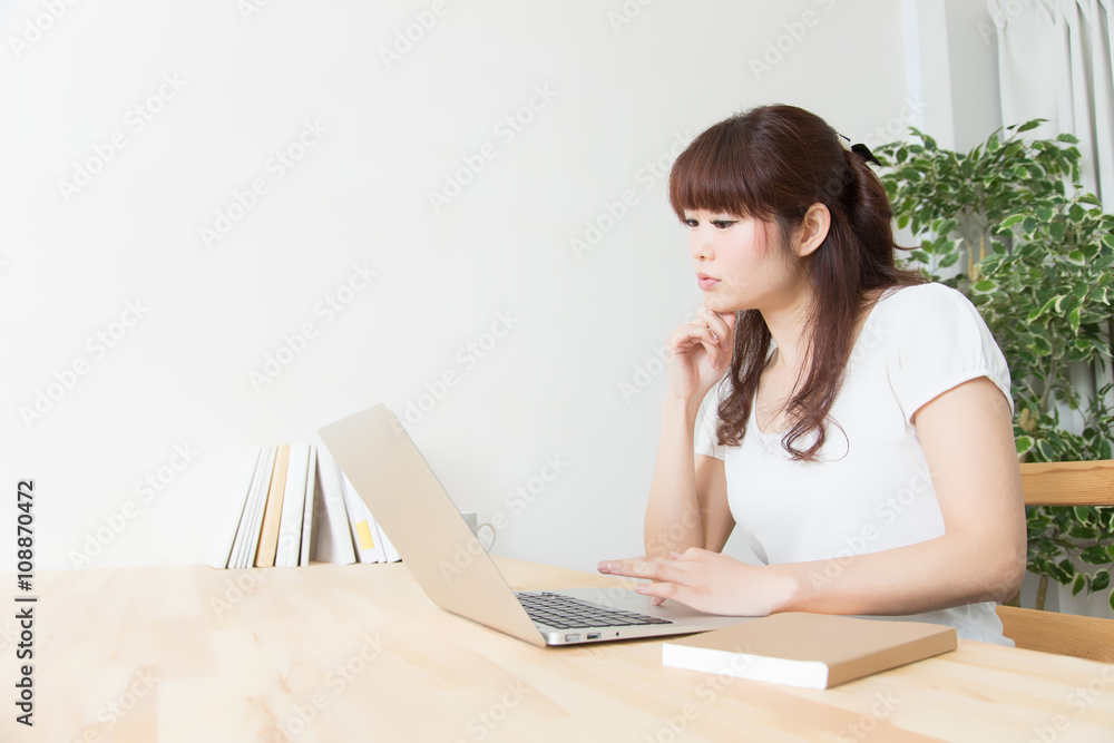 テーブルでPCをする女性