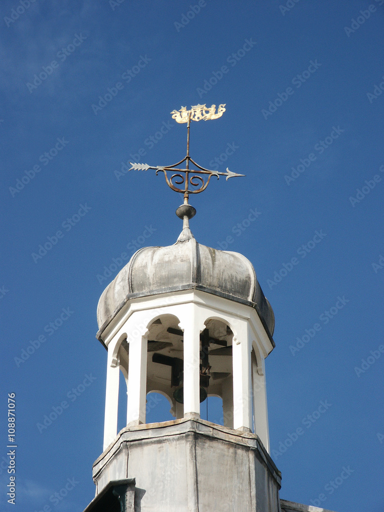 Weißer Glockenturm mit Wetterfahne bei Domburg, Niederlande