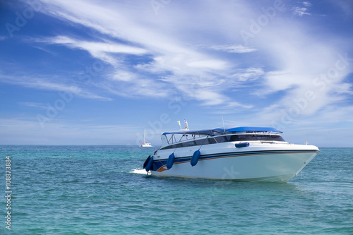 speed boat in tropical sea with blusky © kavee29