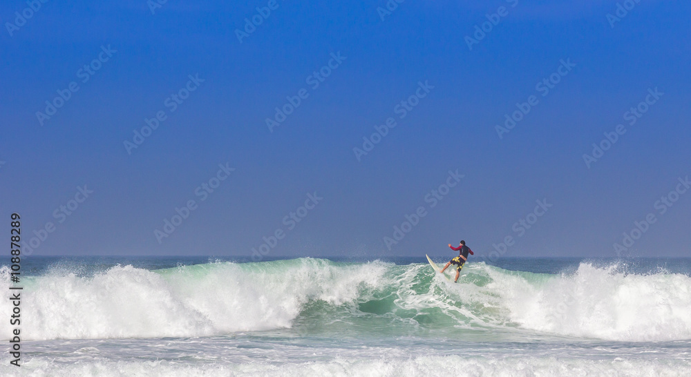 Surfando na onda. Surfando na onda.