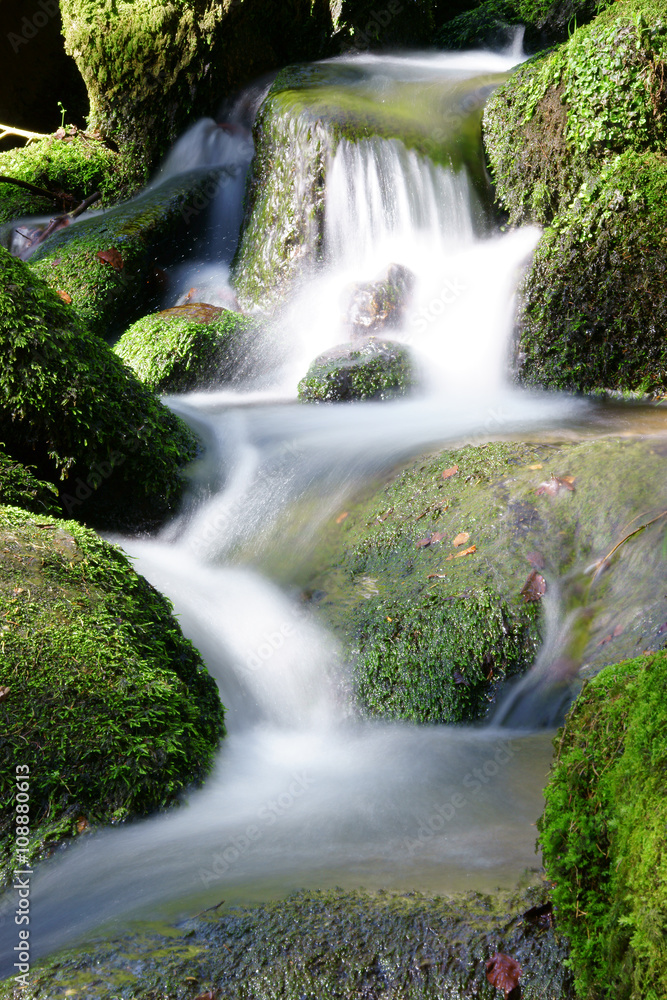 Gebirgsbach, kleiner Wasserfall, Wasser, Felsen, natürlich, Moos, Langzeitbelichtung, Wildnis Gebirgsbach, kleiner Wasserfall, Wasser, Felsen, natürlich, Moos, Langzeitbelichtung, Wildnis