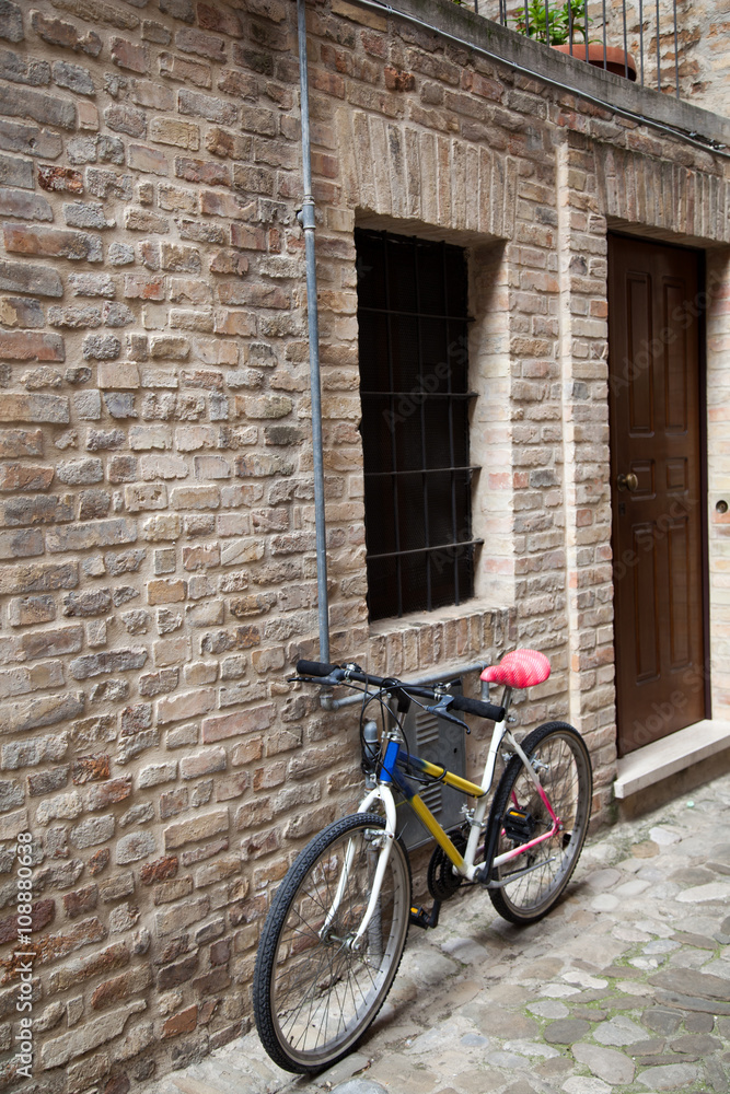 Bicicletta appoggiata al muro