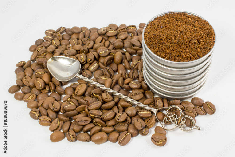 Obraz premium Coffee beans and spoon on white background