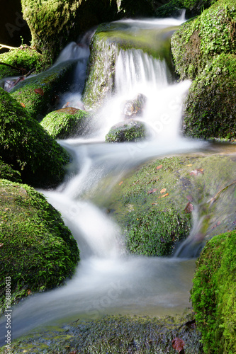 Gebirgsbach  kleiner Wasserfall  Wasser  Felsen  nat  rlich  Moos  Langzeitbelichtung  Wildnis