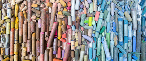 Obraz na płótnie Multicolored pastel crayons w salonie