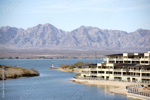 Hafenzufahrt See Havasu / Die Hafeneinfahrt zu Lake Havasu City am See Havasu mit Wohnhäusern und Apartmentgebäuden.