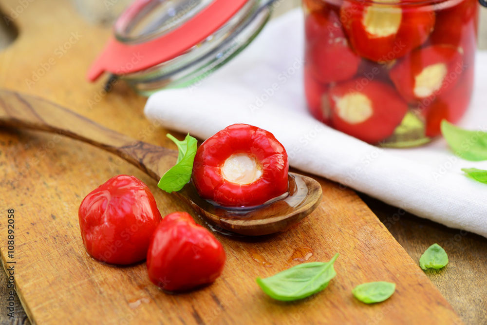 Gefüllte Kirschpaprika mit Frischkäse StockFoto Adobe Stock