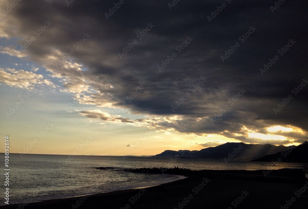 Fototapeta premium temporale in arrivo al mare