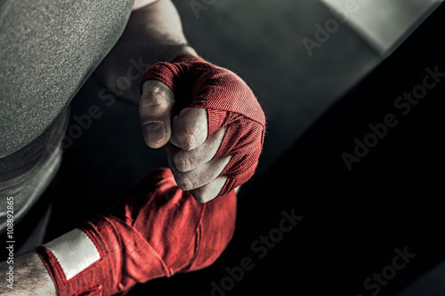 Photo Closeup male hand of boxer with red boxing bandages