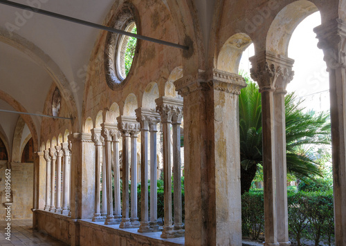 Fotografie, Tablou Dubrovnik Franciscan monastery cloister colonnades