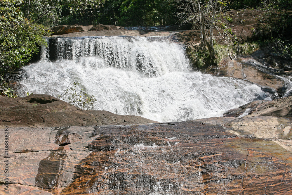 Fototapeta premium l'eau des chutes Voltaire dans l'ouest guyanais, Guyane française