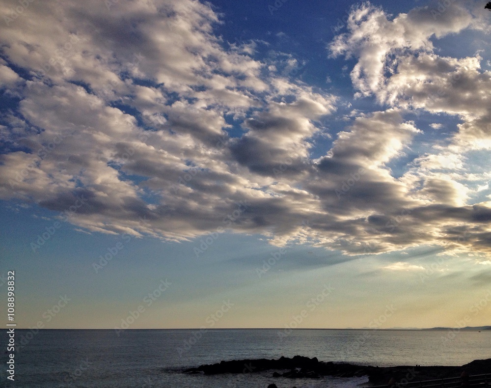 tramonto con nuvole al mare