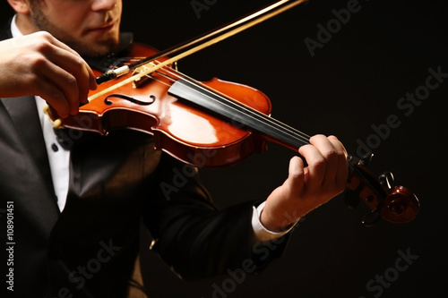 Musician plays violin on bl...