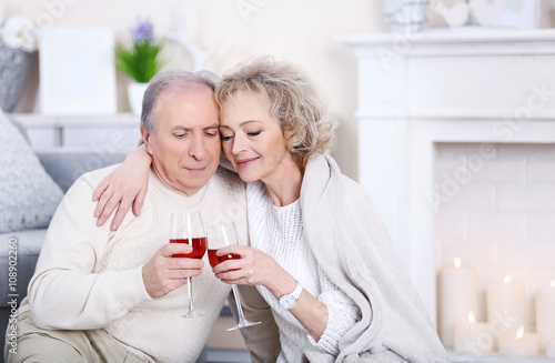 Happy mature couple drinkin...