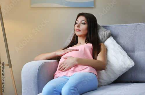 Pregnant woman resting on s...
