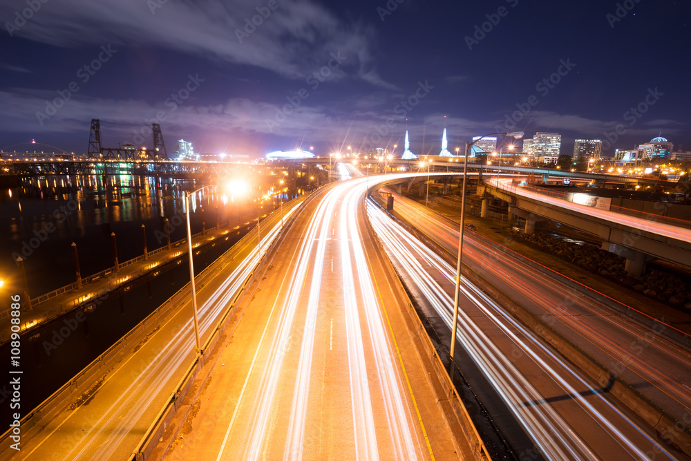 Fototapeta premium busy traffic on road at night in portland
