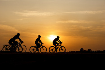 Wandcirkels Fietsen Silhouet van fietser bij zonsondergang  © yotrakbutda