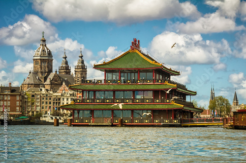 Obraz na płótnie Historical church and famous floating Chinese restaurant in Amsterdam w salonie