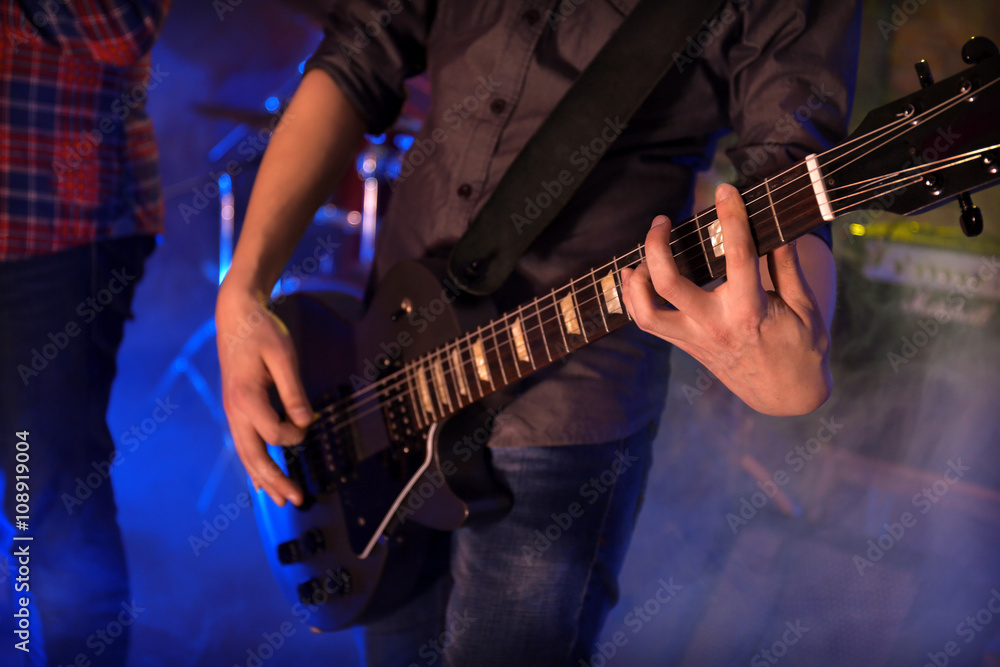 Obraz premium Man playing electric guitar.