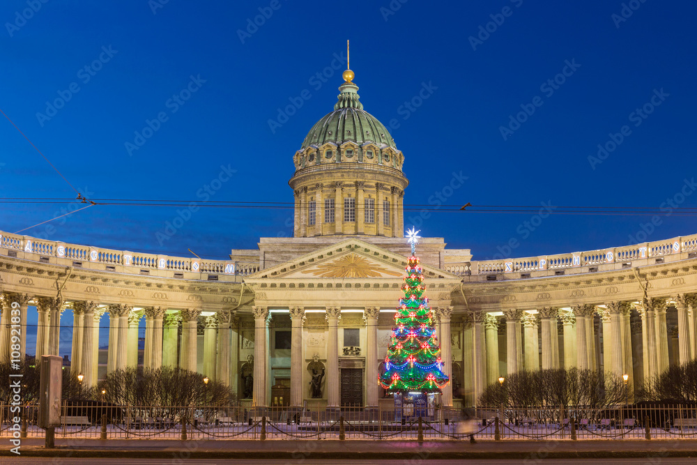 Night view of Kazan Cathedral on Nevsky Prospekt at Christmas, St. Petersburg, Russia