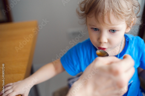 Tableau sur toile baby drinks with a teaspoon