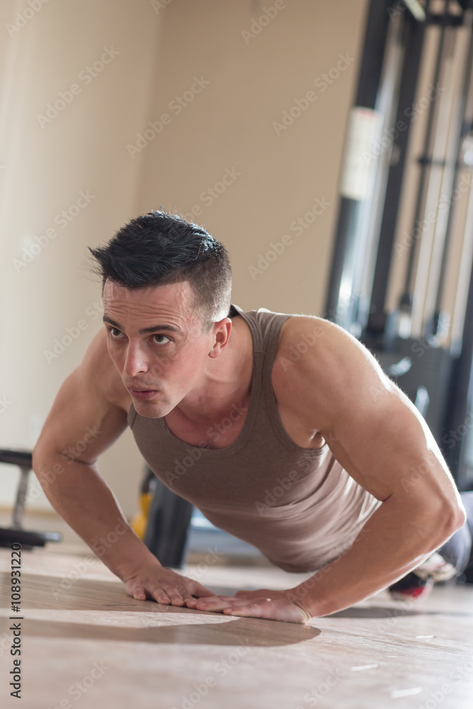 Obraz premium Handsome fit man exercising a the gym