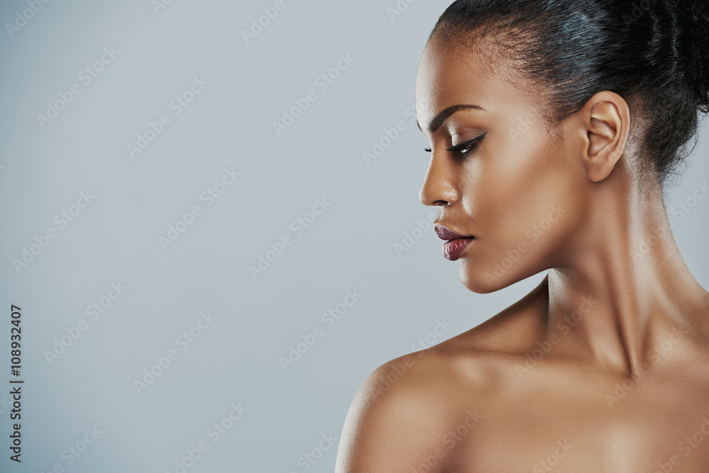 Obraz premium Woman looking sideways over gray background