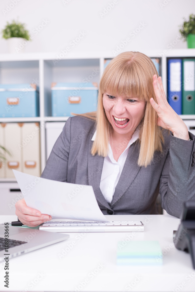 Frau mit Stress im Büro schreit laut Frau mit Stress im Büro schreit laut