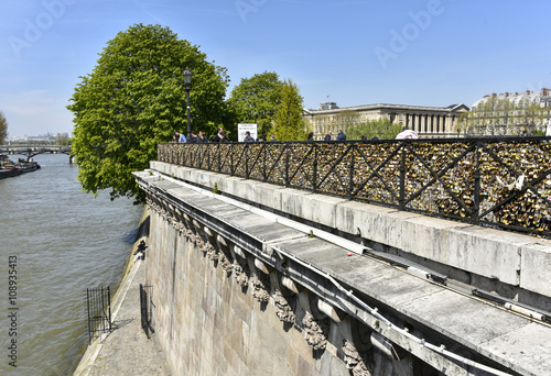 Obraz na plátně Cadenas souvenirs / Place du Pont-Neuf