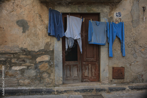 Cuadro en lienzo Clothes hanging to dry on a clothes-line