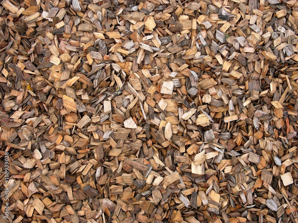 Stockfoto Rindenmulch als Dünger für den Erdboden aus gehäckselter