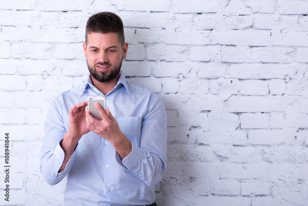 junger mann schreibt nachrichten auf dem smartphone junger mann schreibt nachrichten auf dem smartphone