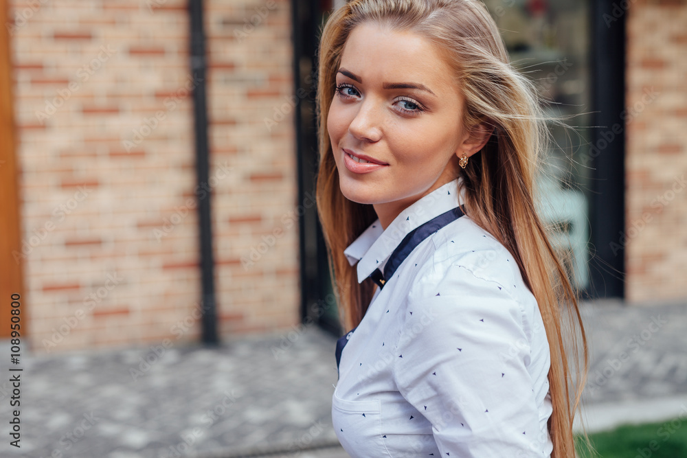 Φωτογραφία Portrait of a beautiful girl. Urban background.