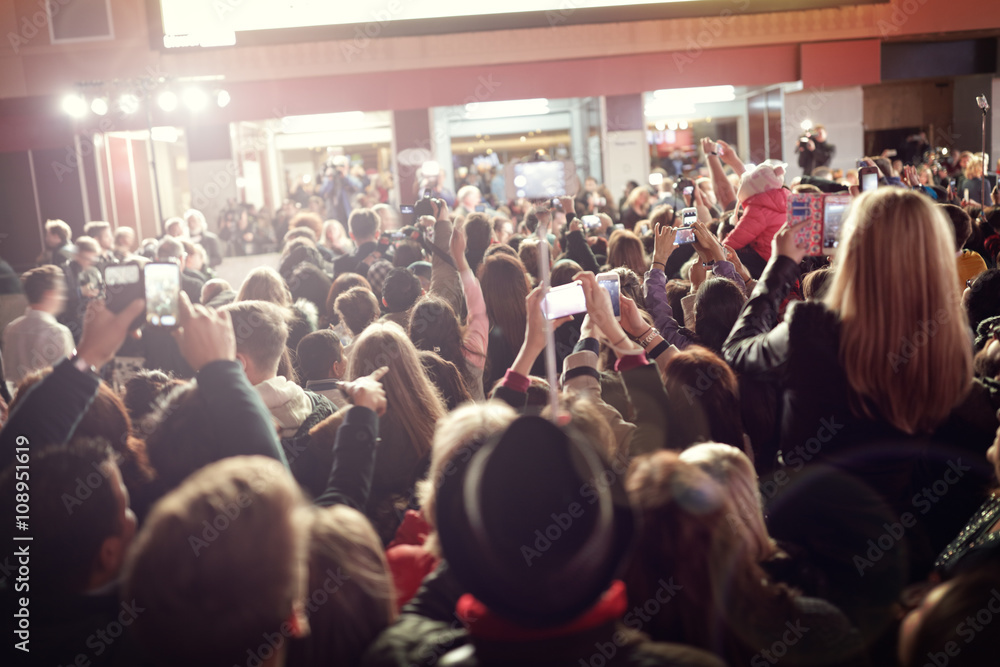Plakat Tłum i fani podczas premiery filmu na czerwonym dywanie