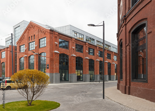 Foto Extensive office complex exterior in loft style