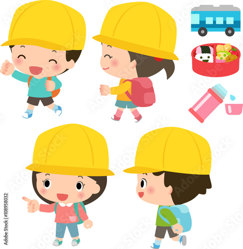 リュックを背負って歩く笑顔の子どもたち
