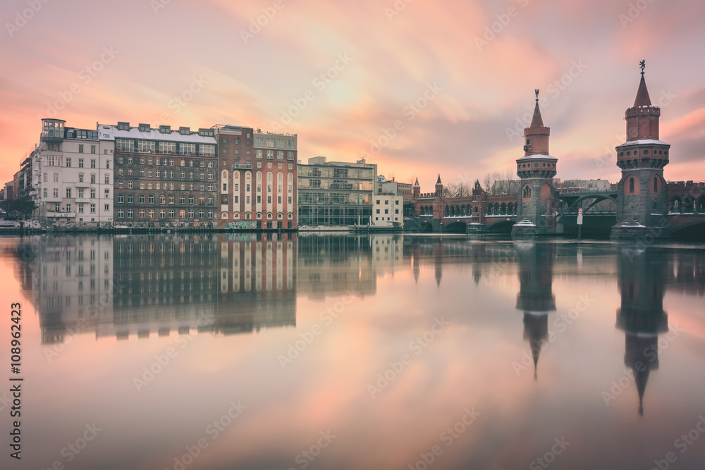 Naklejka premium Oberbaumbrücke in Berlin Kreuzberg am Abend