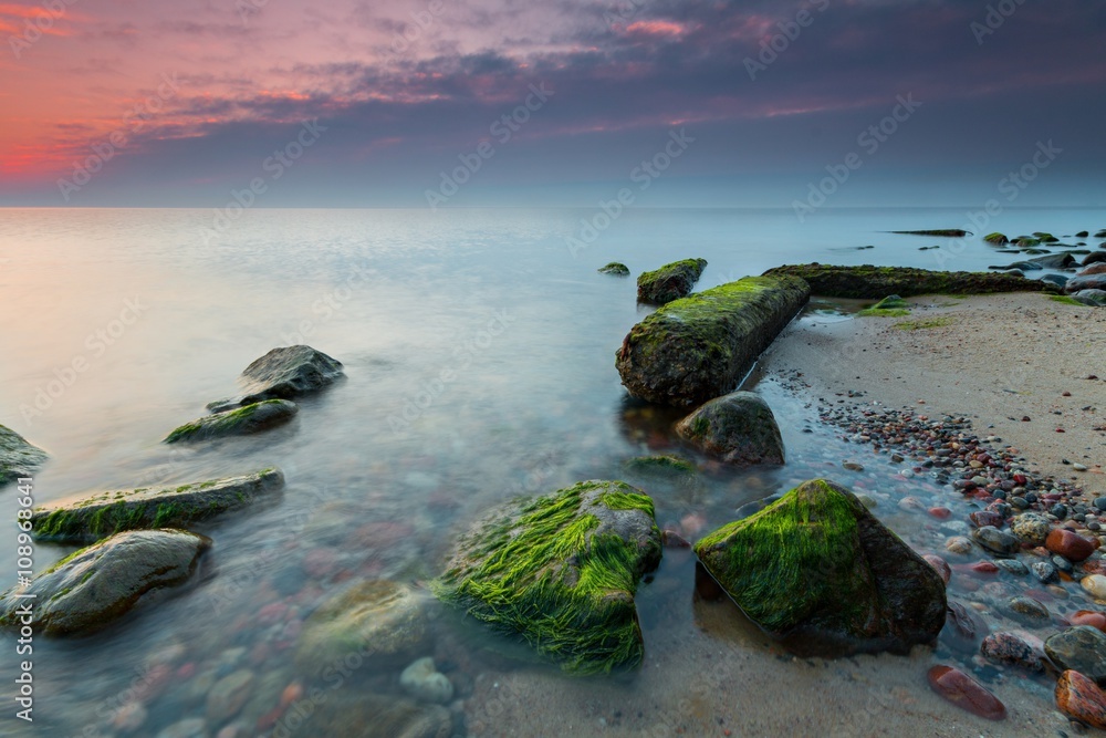 Morze Bałtyckie w blasku wschodzącego słońca - obrazy, fototapety, plakaty 