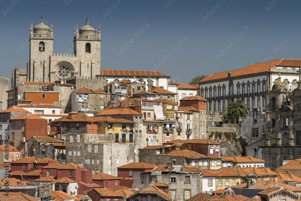 A cityscape of the Portuguese city of Porto showing the cathedral