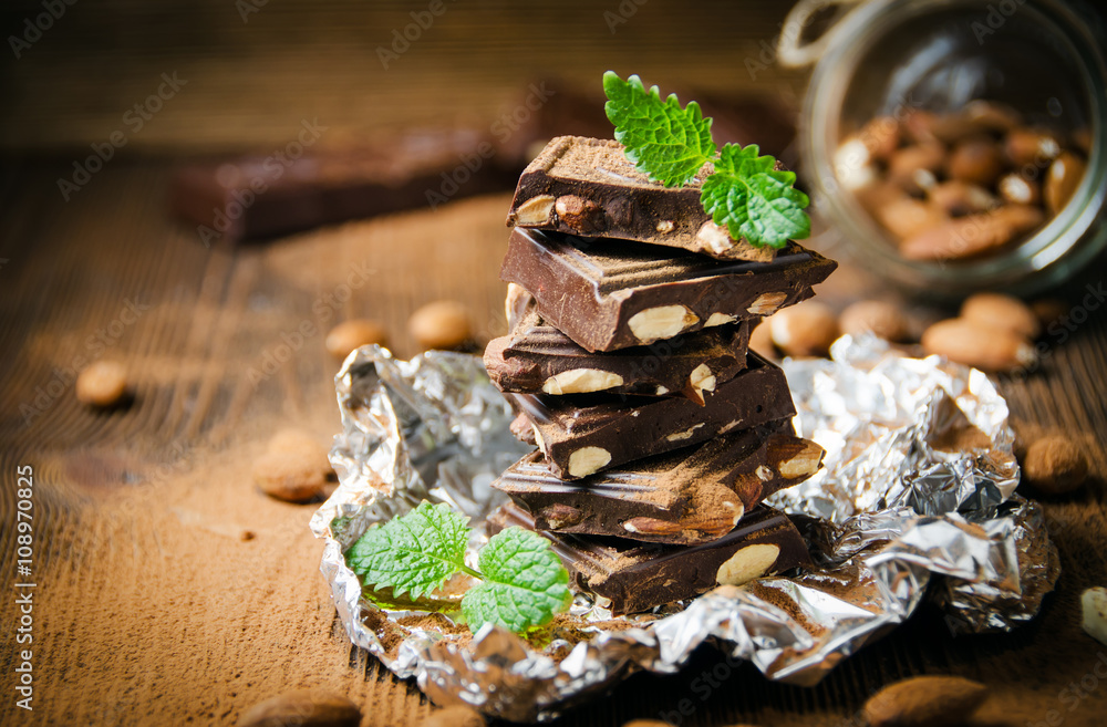 Fotografie Broken chocolate, almonds and mint leaves