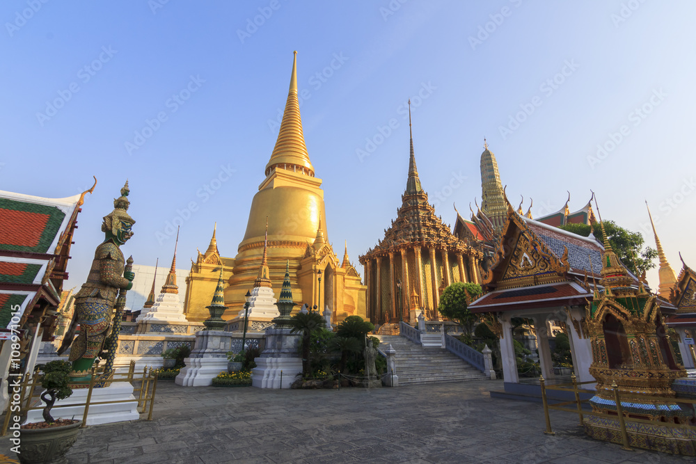 Fototapeta premium Piękna Wat Pra Kaew, Grand Palace, błękitne niebo, Bangkok Thai